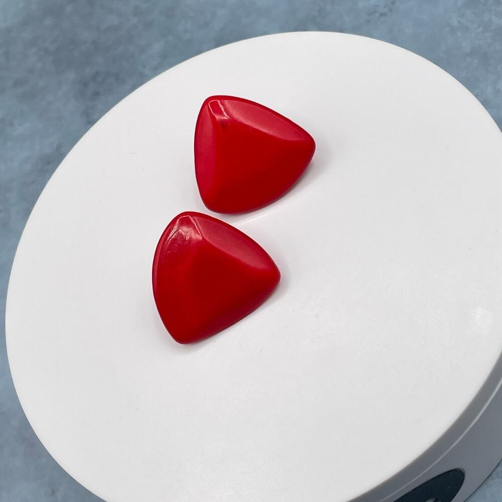Vintage Bold Red Triangle Geometric Bright Resin Cabochon Post Back Stud Retro - Picture 7 of 10